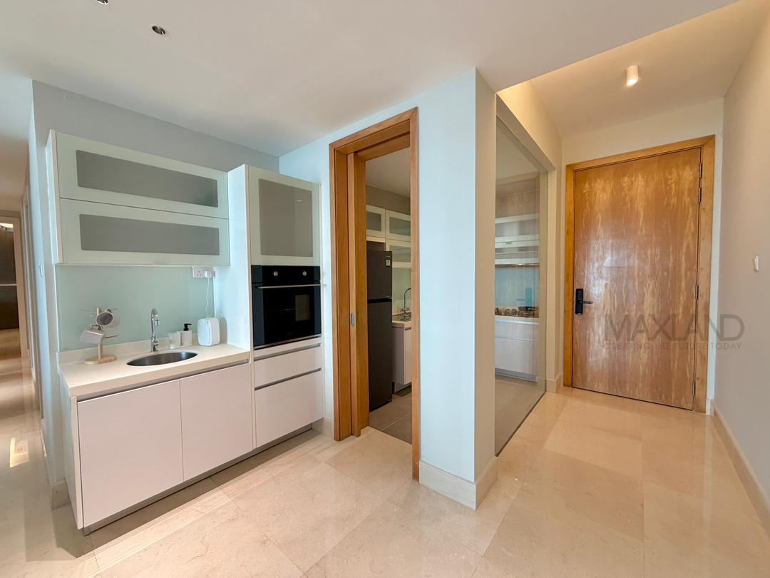 EmbassyView Kitchen Foyer